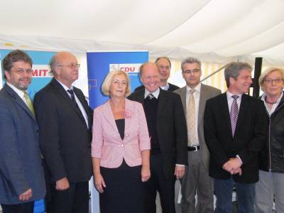 MIT Nienburg und Diepholz - Spargel satt mit Ministerin Prof. Dr. Johanna Wanka in Scharringhausen  01.06.2011
(v.l.n.r.): Karsten Heineking MdL, Heinrich Thiermann, Ministerin Prof. Dr. Johanna Wanka, Karl-Heinz Klare MdL, Axel Miesner MdL, Axel Kn�rig MdB, Dr. Frank Schm�decke und Ulrike Schr�der, stv. Landr�tin des Landkreises Diepholz.
Copyright Foto: Andreas A. Sobotta (Foto ist freigegeben)