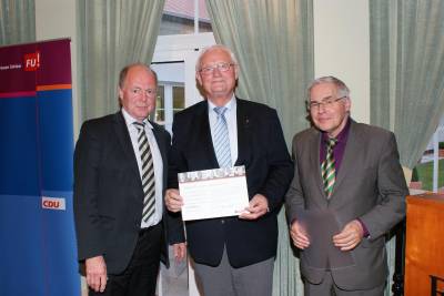 Kreisverbandsvorsitzender Karl-Heinz Klare (links) und Kreisgesch�ftsf�hrer Ulrich P�schel (rechts) graturlieren Wilhelm Evers f�r 40 Jahre Mitgliedschaft