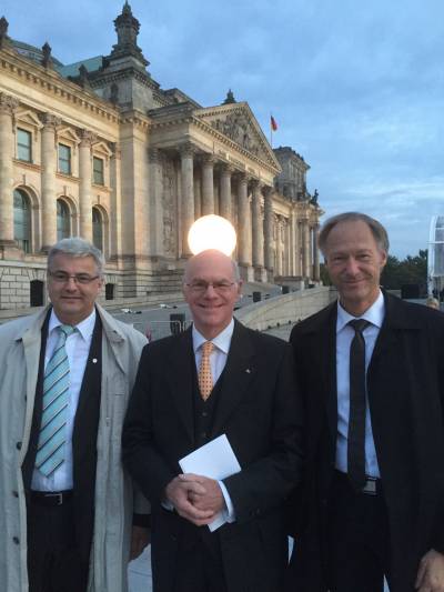 MdB Axel Knoerig mit Bundestaqgspr�sident Lammert und dem Bassumer Mittelst�ndler Michael Gillner bei der 25. Jahrfeier der Deutschen Einheit in Berlin. Oktober 2015