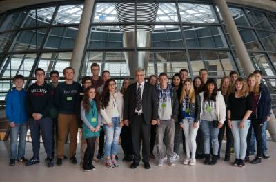 MdB Axel Knoerig mit Sch�lern der Haupt- und Realschuel Twistringen, Oktober 2015