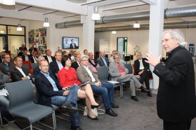 Axedl Knoerig und Teilnehmer des Workshops 2014 E-Mobililit�t im Landkreis Diepholz