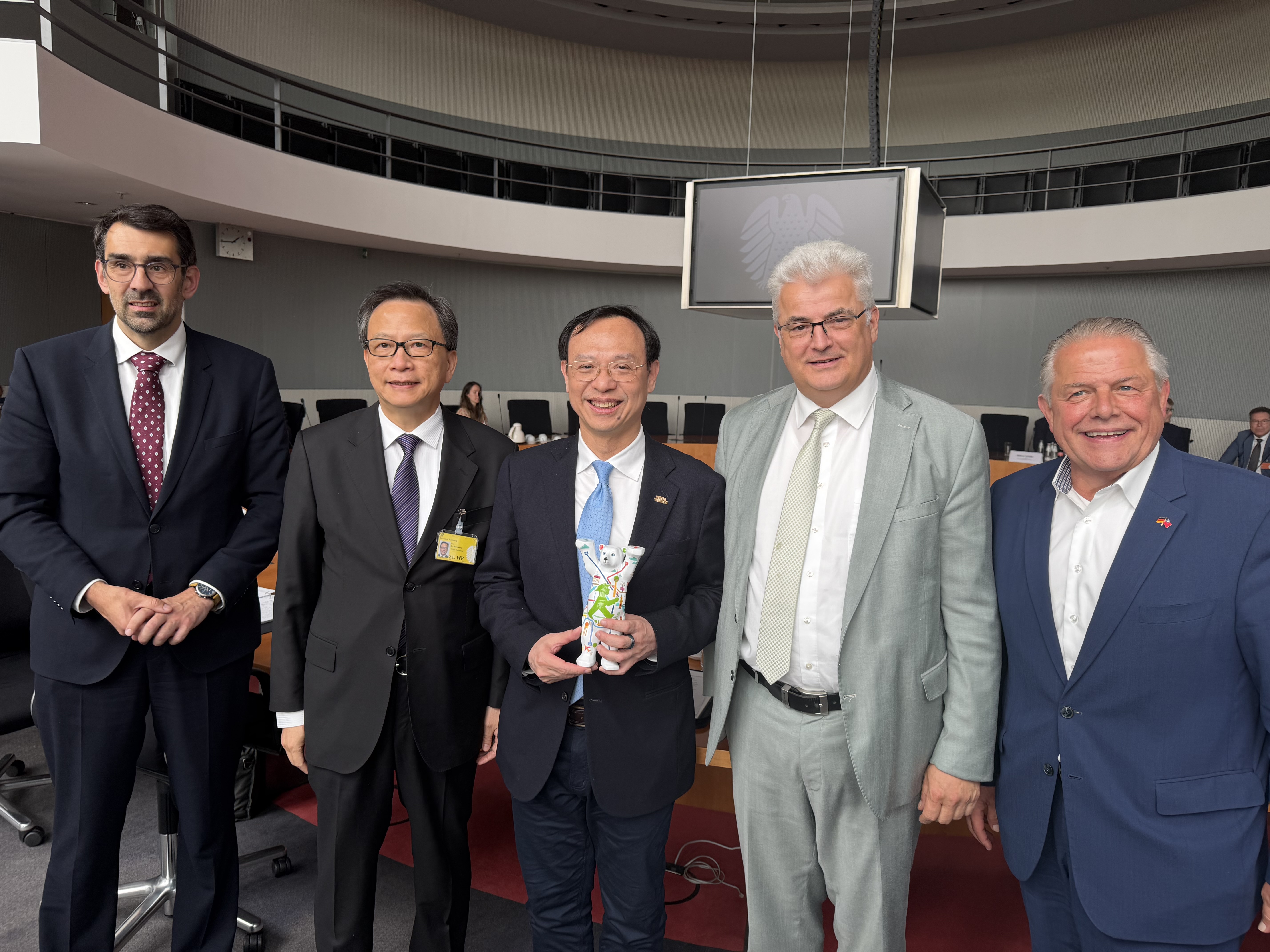 ildunterschrift: Axel Knoerig MdB (2.v.r.) freute sich �ber den Besuch von Taiwans Gesundheitsminister Chung-liang Shih (M.). Au�erdem auf dem Foto (v.l.): Wolfgang Dahler MdB, Dr. Klement Gu, Klaus-Peter Willsch.
 