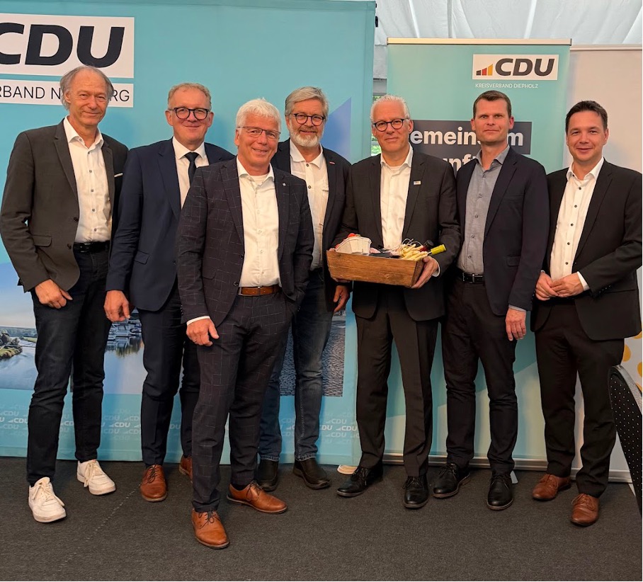 BU: Freuten sich �ber die gelungene gemeinsame Veranstaltung in Kirchdorf- (v.li.) Michael Gillner (MIT Diepholz, Landrat Volker Meyer, MdL Dr. Frank Schm�deke, Karsten Heineking (MIT Nienburg), Dr. Marco Trips (NSGB), Landratskandidat Dennis Seebode und 