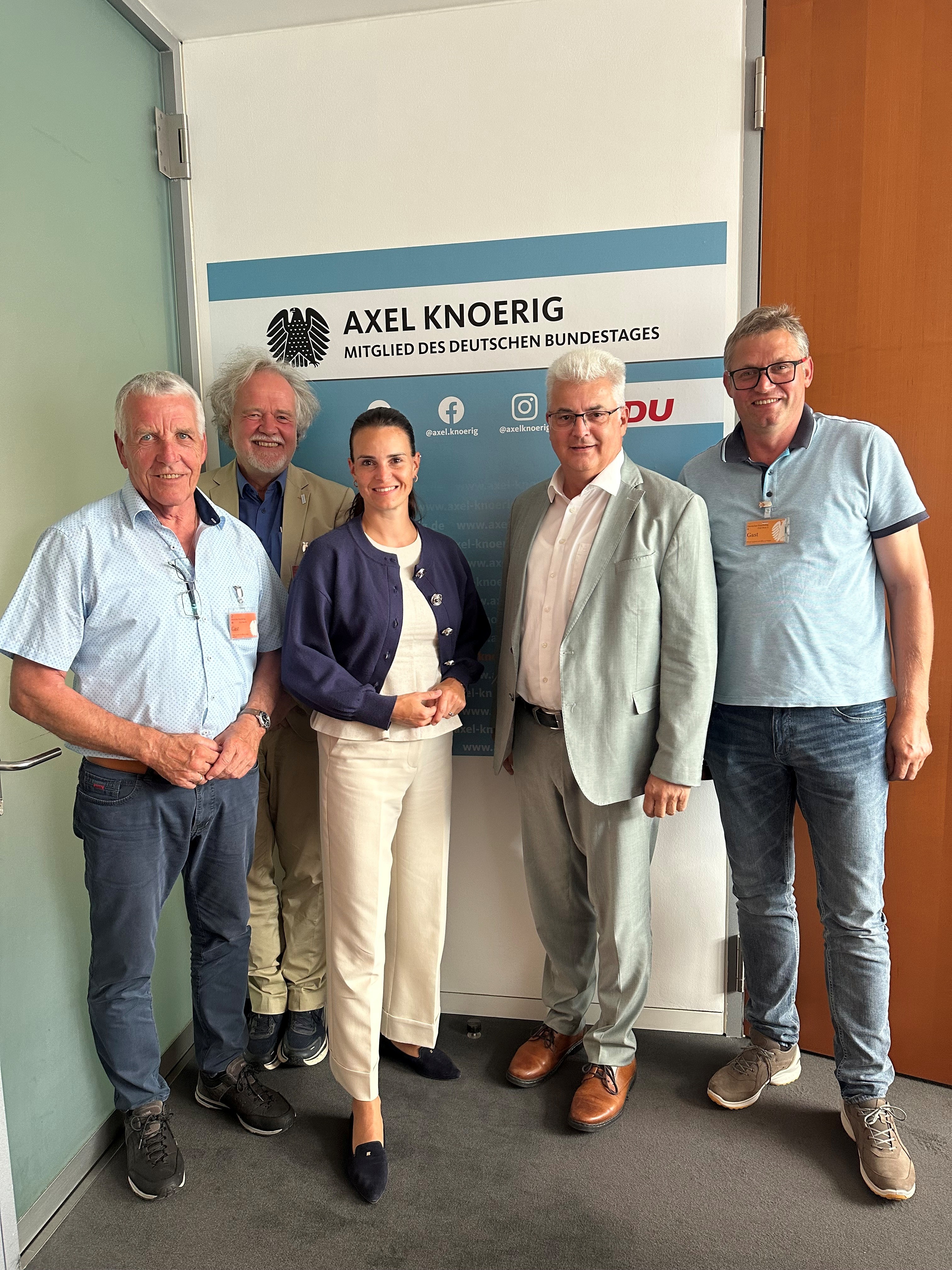 Bild: Axel Knoerig MdB (2.v.r.) mit Vanessa Zobel MdB sowie Friedhelm Hartkamp (links), Uwe Welteke-Fabricius (2.v.l.), und Andreas Rohlfs