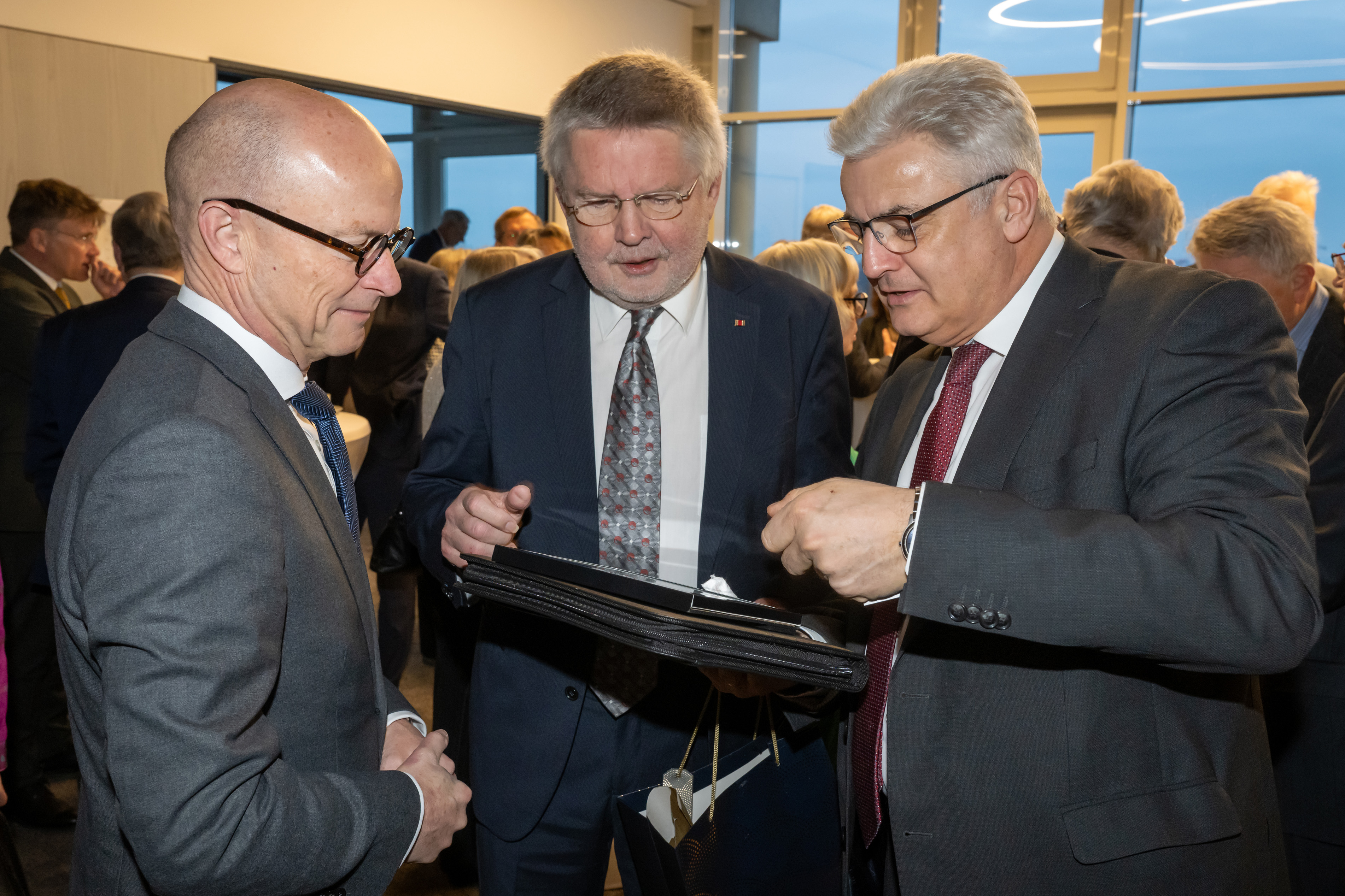 Bildunterschrift: Zum Abschied von Prof. Dr. Hans-Gnter Henneke (Mitte) berreichte der heimische Bundestagsabgeordnete Axel Knoerig (rechts) im Beisein von Prof. Dr. Ulrich Reuter, Prsidenten des Deutschen Sparkassen- und Giroverbandes, Geschenke an de