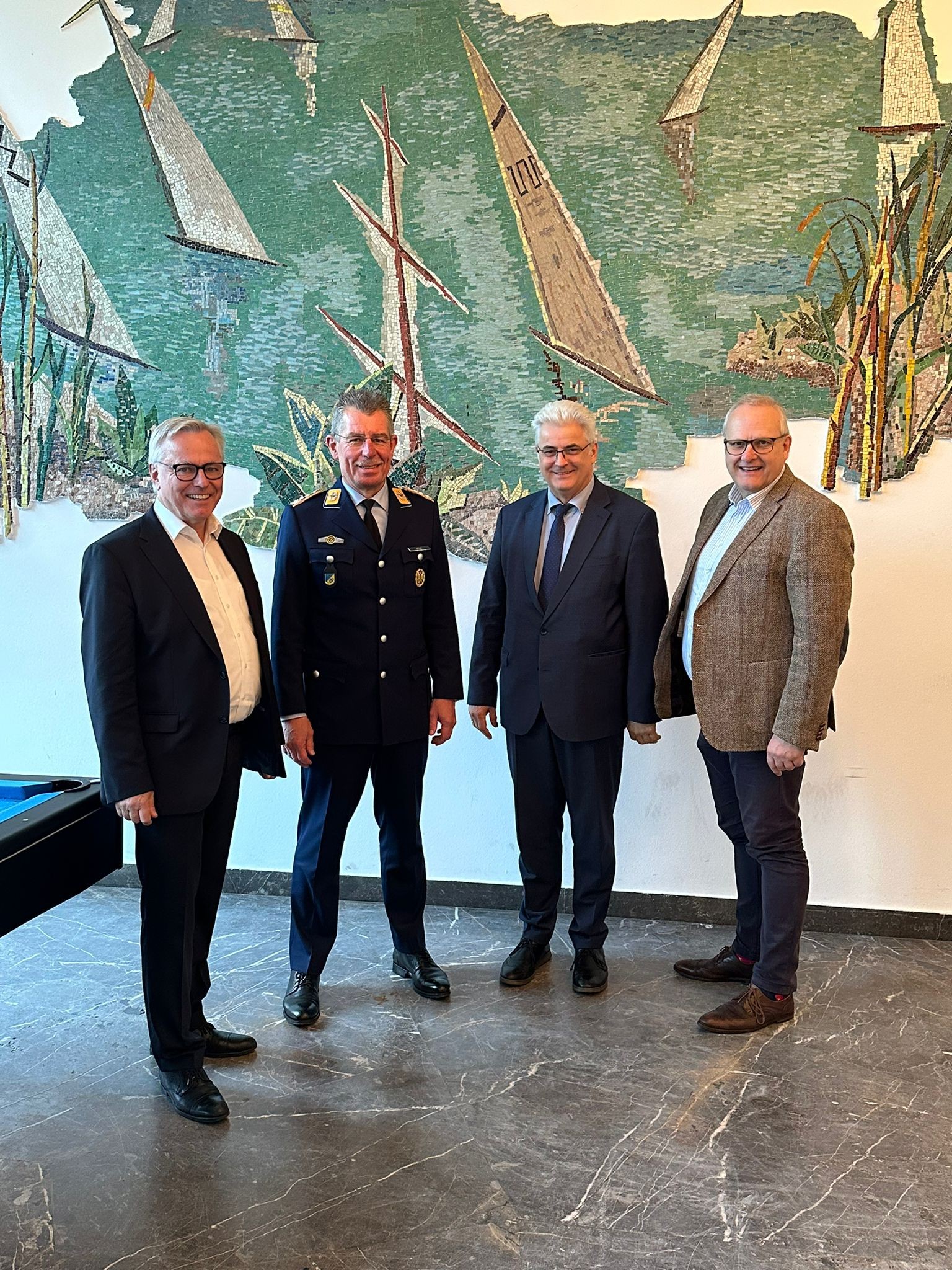 Bildunterschrift: Der IHK-Vorsitzende des Landkreises Diepholz, Ludolf Roshop, Axel Knoerig MdB, Oberst Volker Benz sowie der Geschftsstellenleiter der IHK Diepholz, Constantin von Kuczkowski, sprachen auf dem Fliegerhorst ber die Resilienz der heimisch