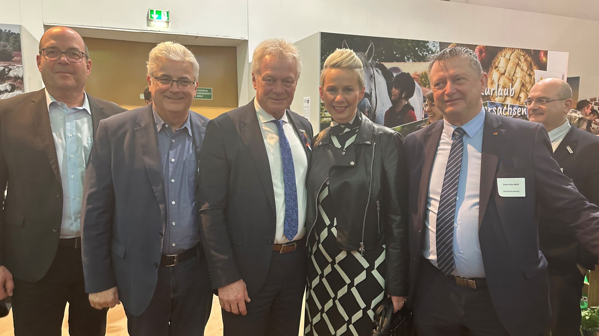 Bild von links: Olaf Miermeister (Gesch�ftsf�hrer Landvolk Mittelweser), MdB Axel Knoerig, Bundesminister Alois Rainer, Parl. Staatssekret�rin Silvia Breher und MdB Dieter Stier (Foto: Landvolk Mittelweser)