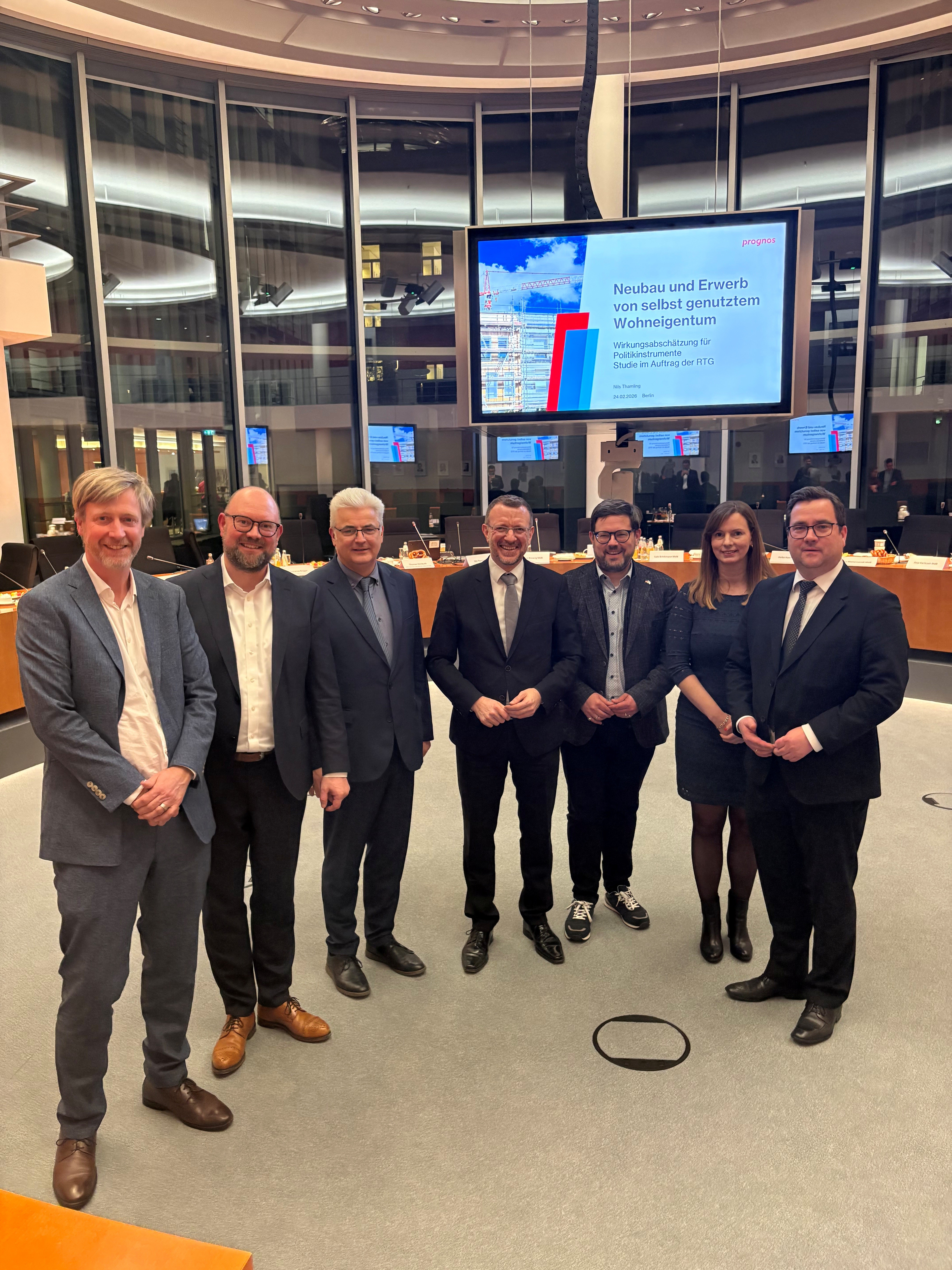 Foto (von links): Nils Thamling (Prognos AG), Thomas Drinkuth (Leiter Repr�sentanz Transparente Geb�udeh�lle), Axel Knoerig MdB (stv. Vorsitzender des Bauausschusses), Jan-Marco Luczak MdB (baupolitischer Sprecher Unionsfraktion), Lars Rohwer MdB, Constan