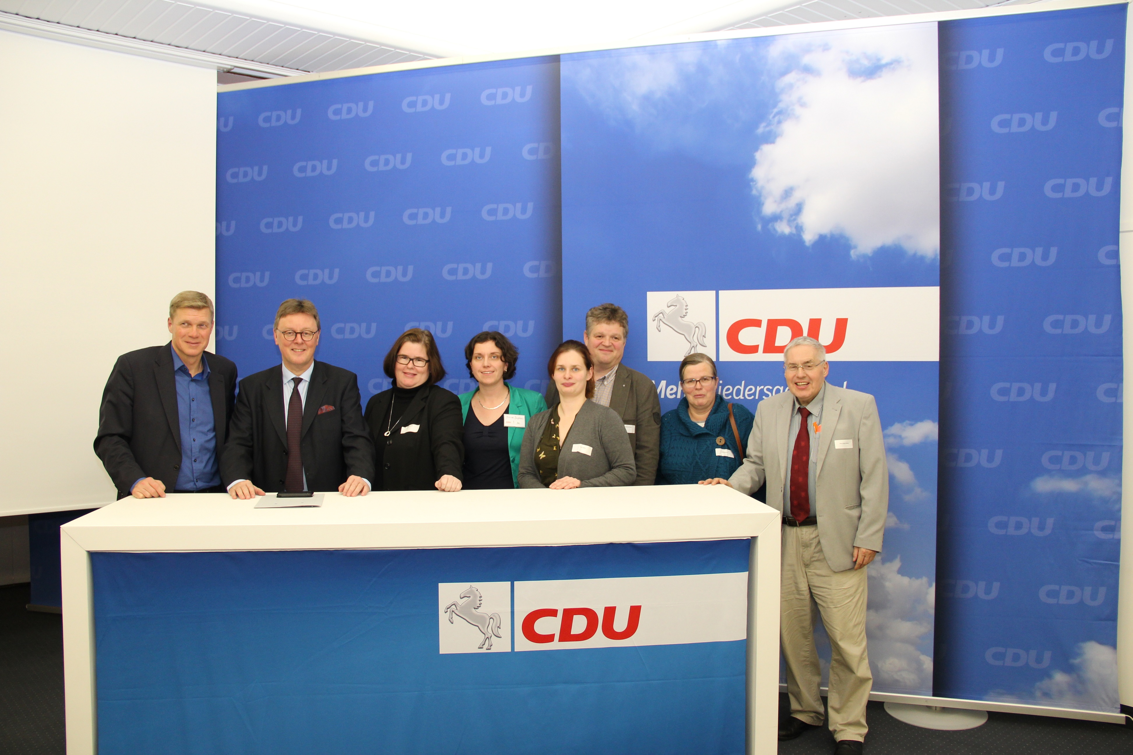 Foto: von links Generalsekretär Ulf Thiele, MdL, Michael Grosse-Brömer MdB, Cordula Görig, Diana Diephaus aus Vechta, Lara Lührs, Henning Buchholz, Ulrike Oelsner, Hans-Ulrich Püschel. Foto: von links Generalsekretär Ulf Thiele, MdL, Michael Grosse-Brömer MdB, Cordula Görig, Diana Diephaus aus Vechta, Lara Lührs, Henning Buchholz, Ulrike Oelsner, Hans-Ulrich Püschel.